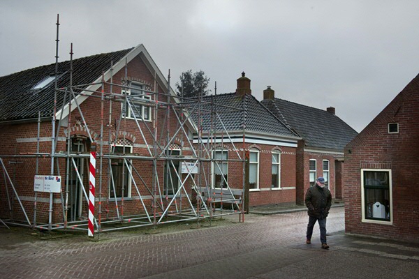 Als individuen worden bewonersbegeleiders en andere professionals gezien als welwillende, hardwerkende en betrouwbare mensen. Maar als vertegenwoordigers van (grote) instanties staat hun betrouwbaarheid op het spel.