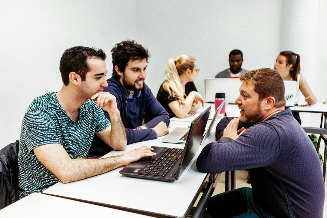 De onderwijsvormen bestaan uit meer dan traditionele colleges. Trainingen, workshops, gastsprekers en excursies versterken de inzetbaarheid van de studenten.