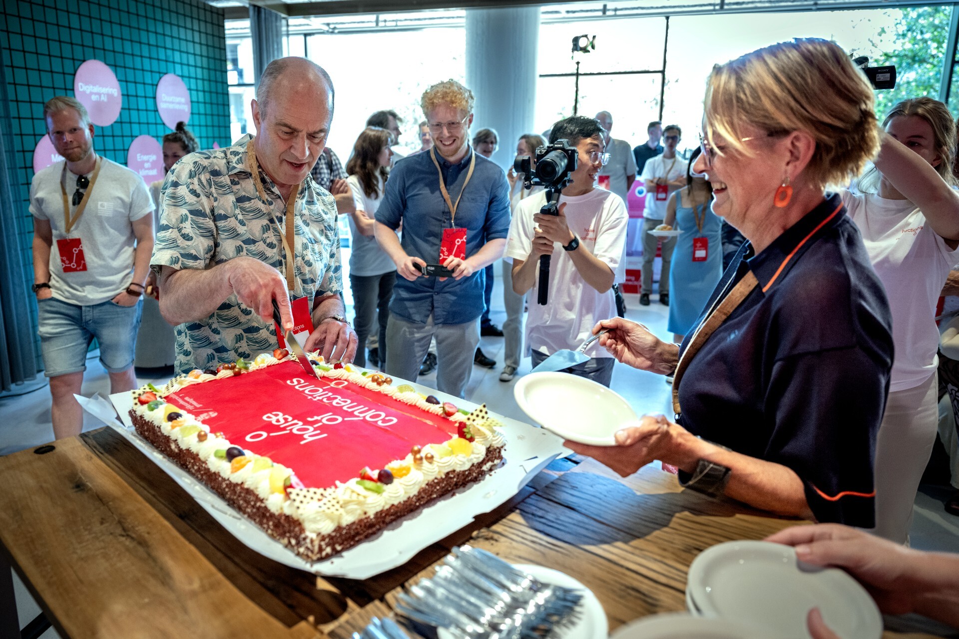 Rector magnificus Cisca Wijmenga en lid van het College van Bestuur Hans Biemans deelden taart uit.