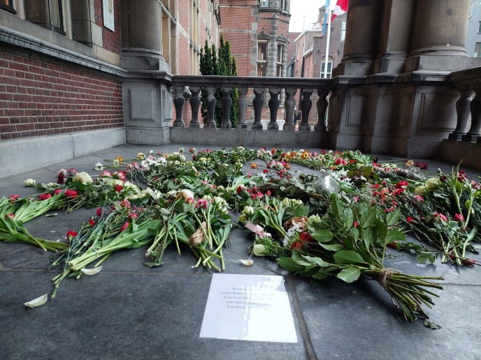 Bloemen bij het Academiegebouw de dag na de herdenkingFlowers at the Academy Building next day