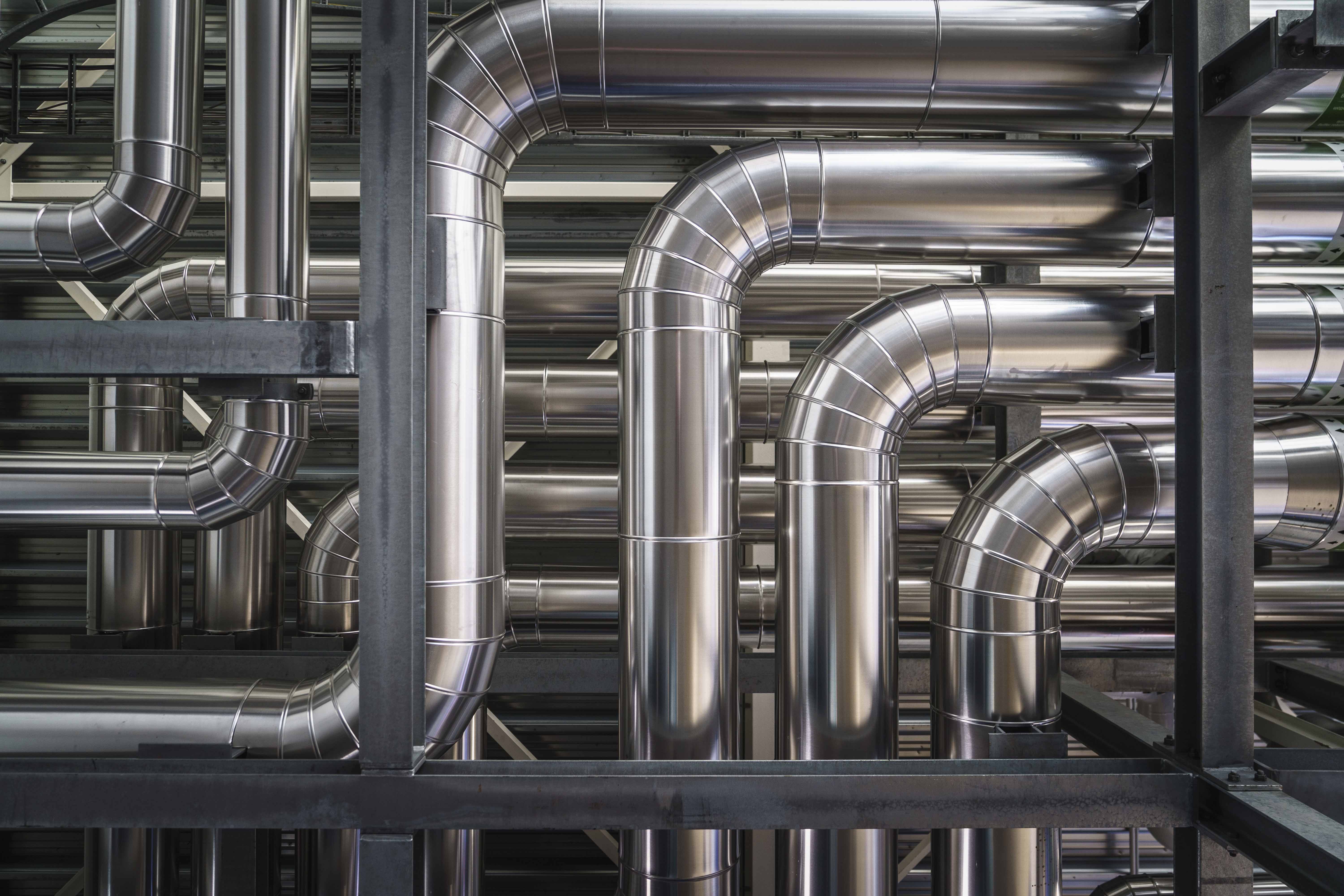 Een netwerk van pijpleidingen met warm water