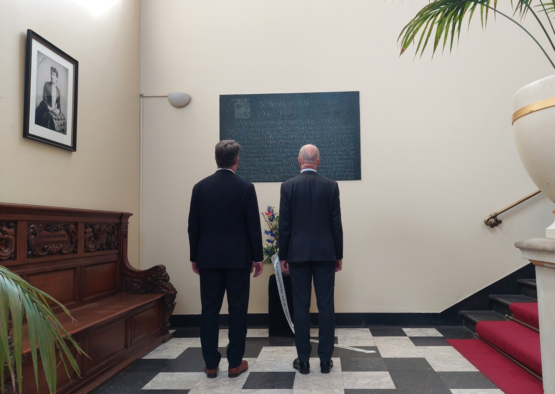 Herdenking 4 mei: medewerkes houden een moment van stilte bij het monument voor omgekomen studenten.