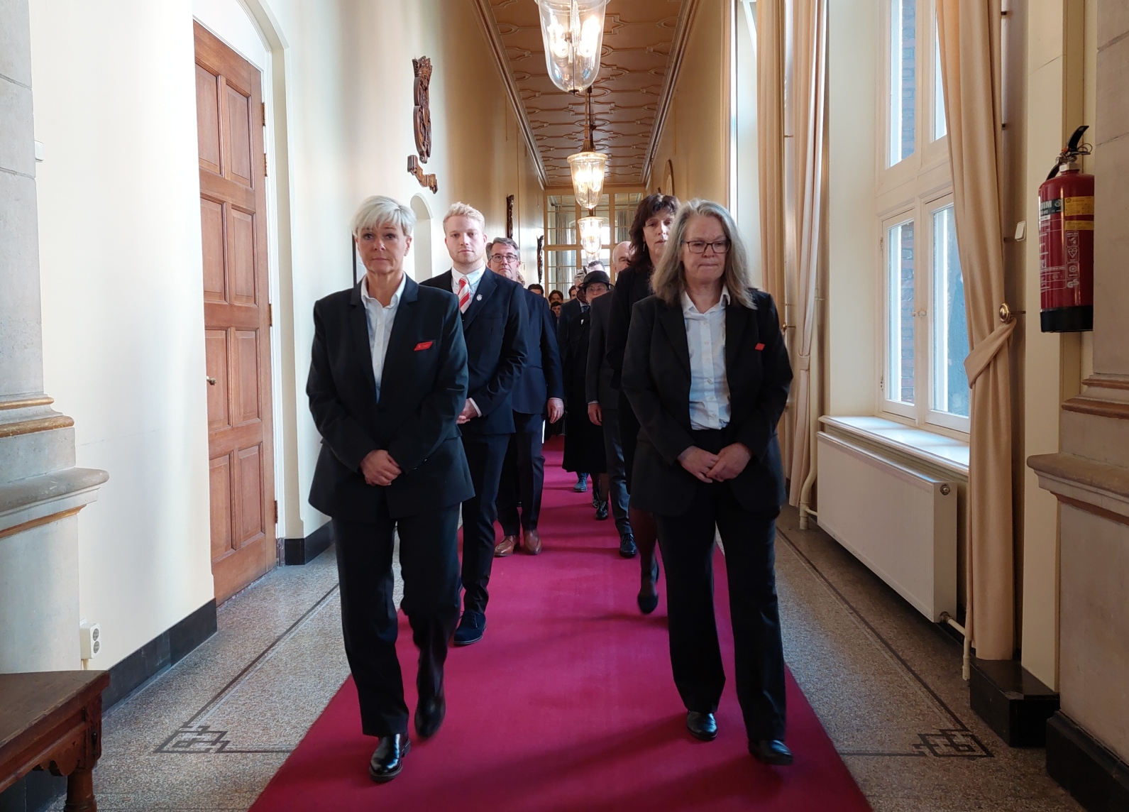 De aanwezigen in processie naar de ceremonie