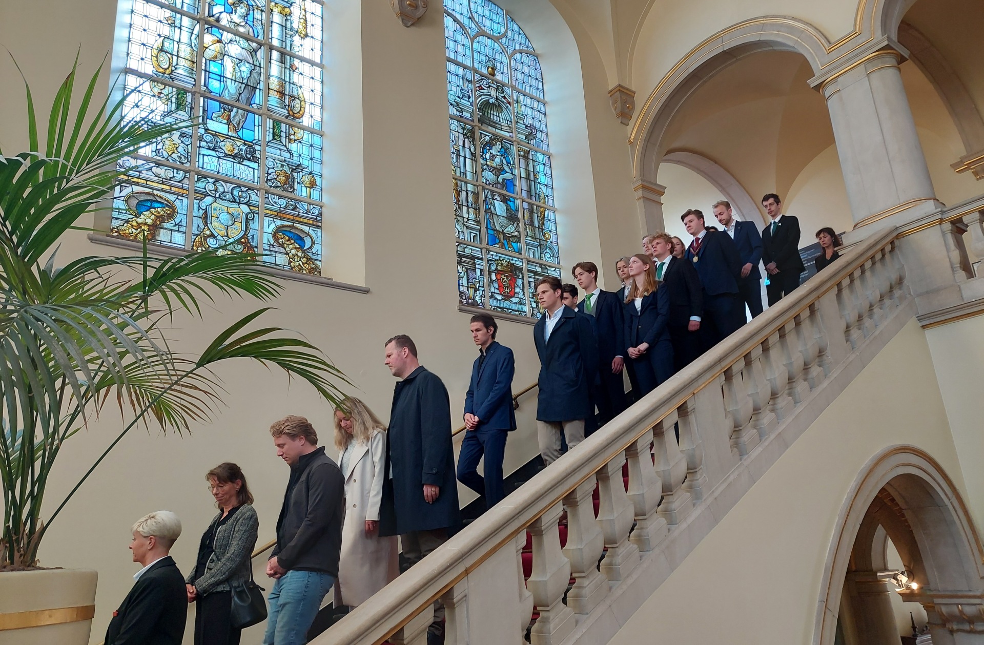 Aanwezigen op de trappen van het Academiegebouw
