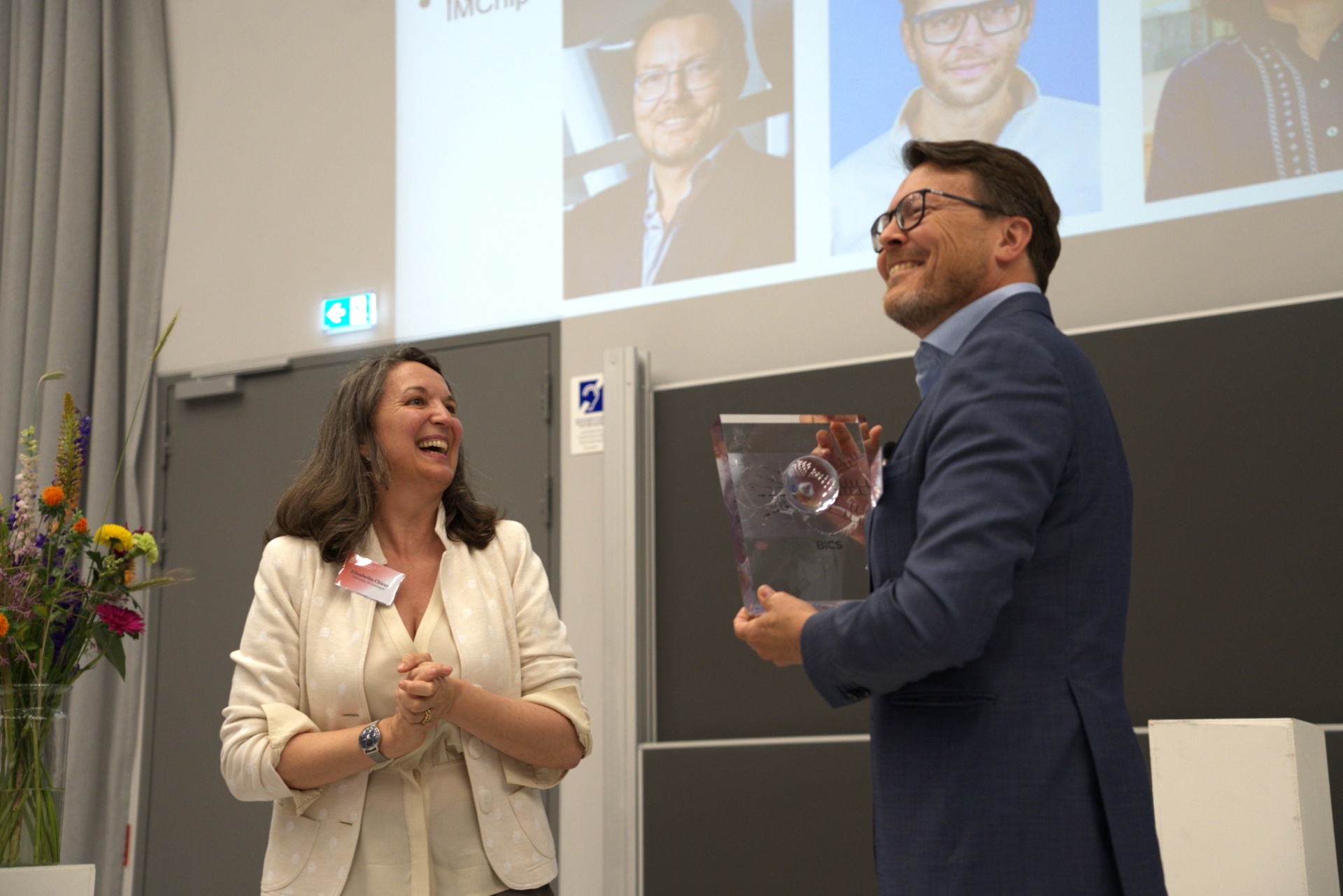Overhandiging van de TEXEL-chip door prof. dr. Elisabetta Chicca aan Constantijn van Oranje, Special Envoy TechLeap