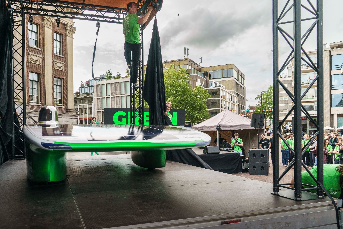 De zonneauto Green Falcon op de Grote Markt