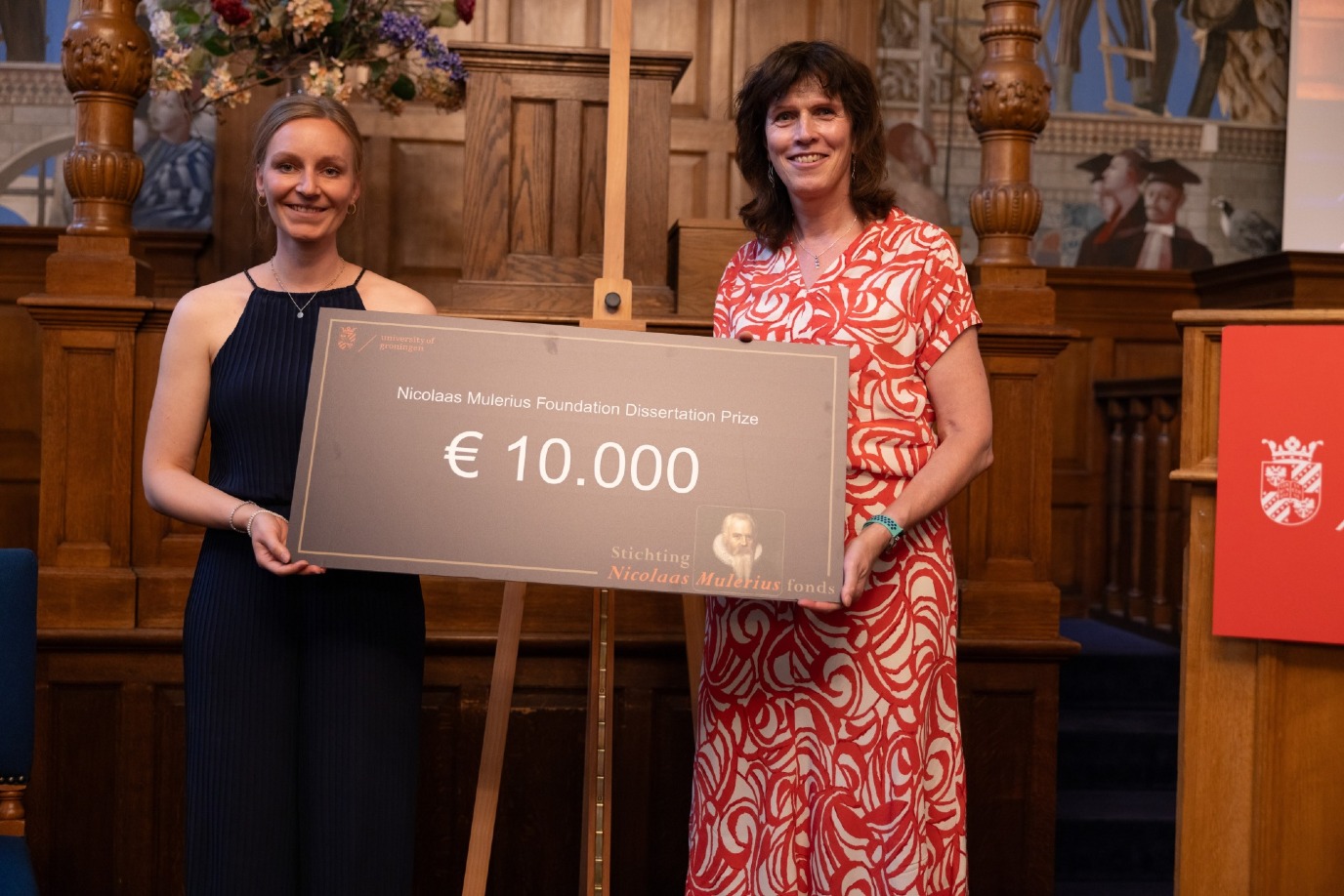 Jana Holthöwer (links), winnaar van de Nicolaas Mulerius Fonds Dissertatieprijs, met Jacquelien Scherpen