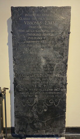 In de hal van het Academiegebouw bevindt zich de originele grafsteen van Ubbo Emmius.