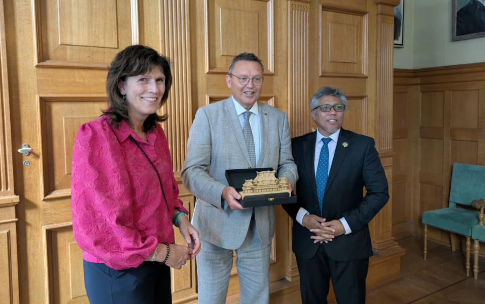 Prof. Jacquelien Scherpen, Rector Magnificus van de RUG, prof. Jouke de Vries, voorzitter van het College van Bestuur van de RUG, en prof. Tatacipta Dirgantara, Rector van ITB, tijdens het uitwisselen van geschenken in het Academiegebouw op vrijdag 5 september.