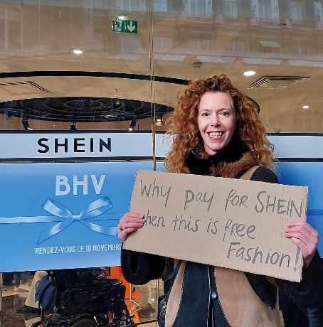 Kim Poldner tijdens haar protestactie voor de deur van de nieuwe Shein-winkel