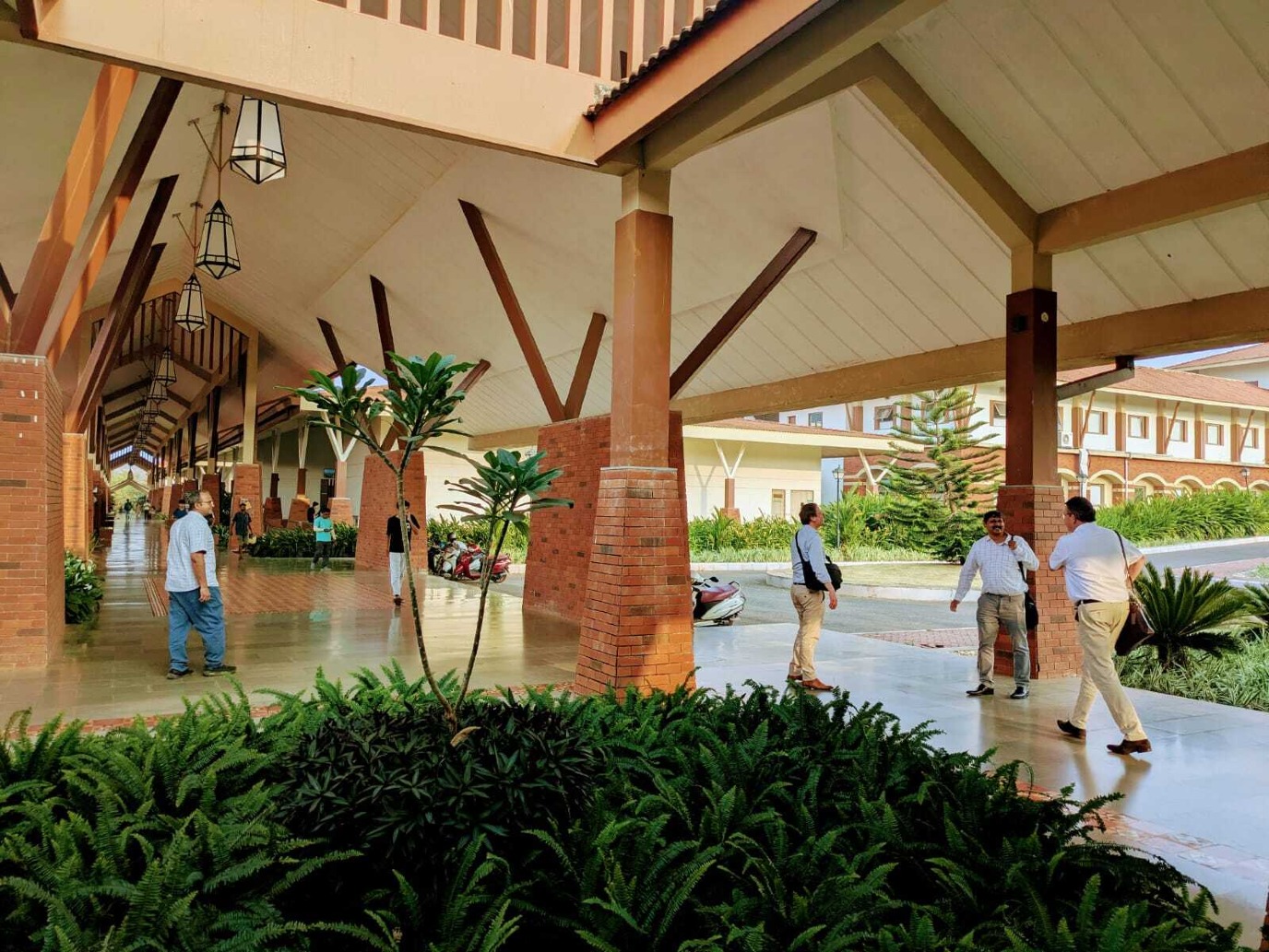 Op de campus van BITS Pilani, campus Goa. Het Birla Institute of Science and Technology is een particuliere universiteit met een hoofdcampus in Pilani, buiten Delhi. De campus in Goa is een van de vier andere locaties van de universiteit (naast Hyderabad, Mumbai en Dubai). Studenten en medewerkers wonen op de campus en overdekte loopbruggen zorgen voor beschutte routes tussen de universiteitsgebouwen