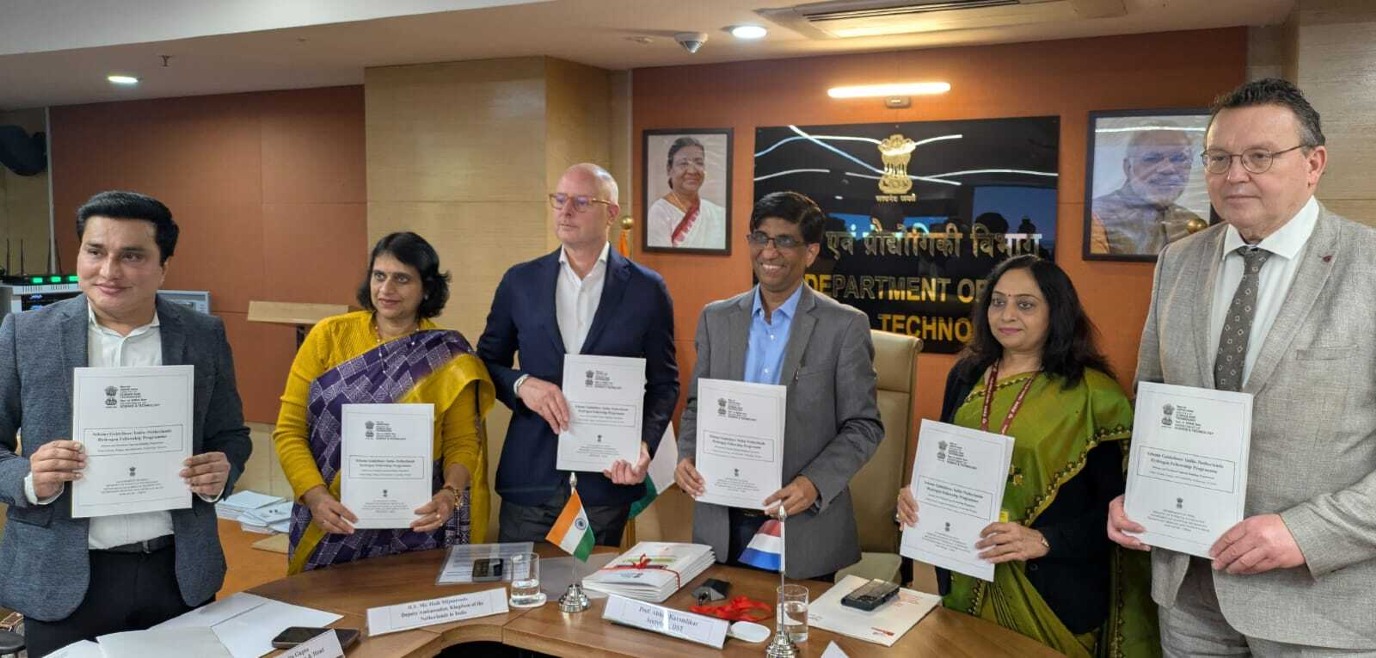 Van links naar rechts: dr. Ranjith Krishna Pai, DST; dr. Anita Gupta, DST; Huib Mijnarends, plaatsvervangend ambassadeur van het Koninkrijk der Nederlanden; prof. dr. Abhay Karandikar, secretaris DST; Yatinder Prasad, DST; prof. dr. Jouke de Vries, RUG