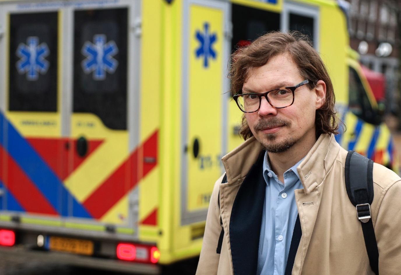 Michel D&uuml;ckers bij ambulance