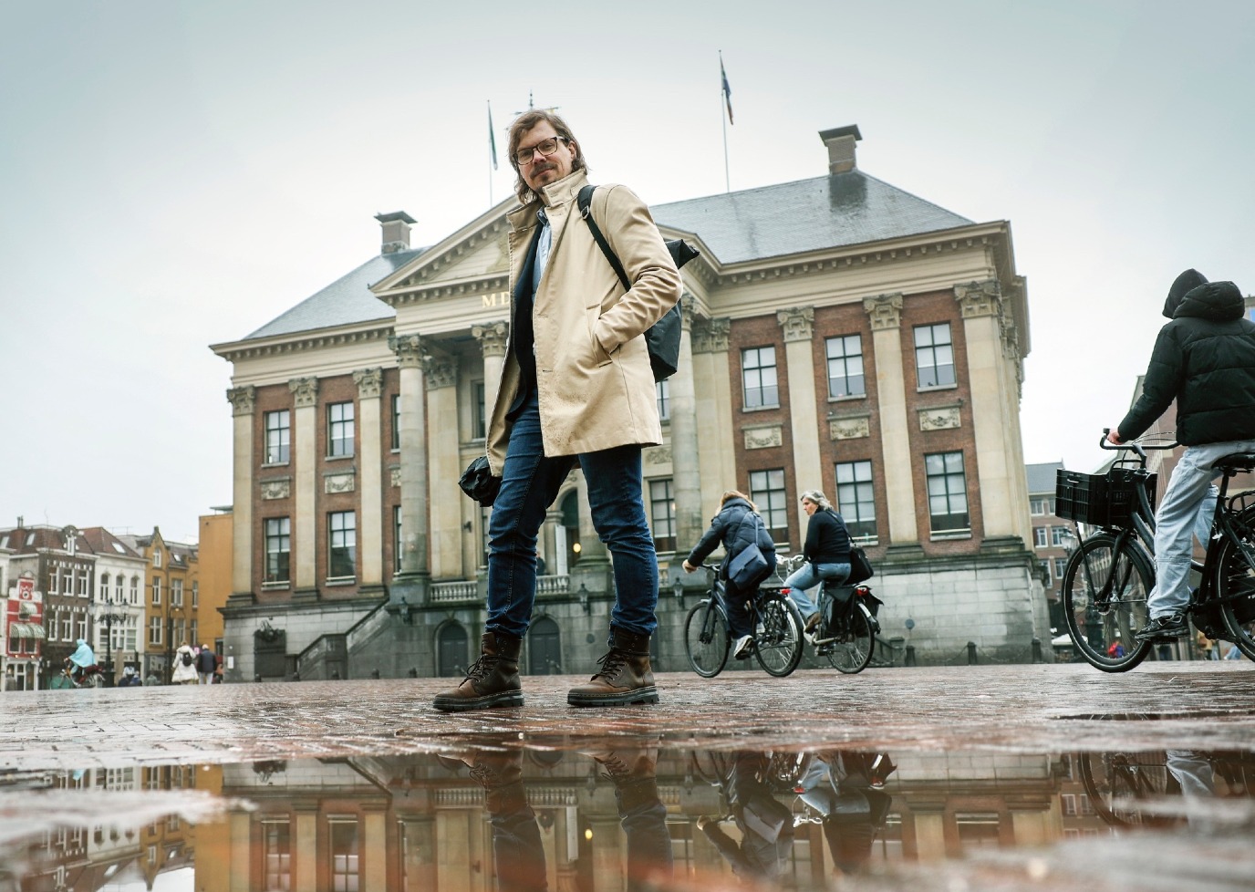 Michel D&uuml;ckers voor het Groningse gemeentehuis