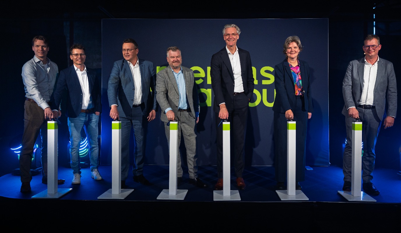 Bestuurders drukken op de startknop