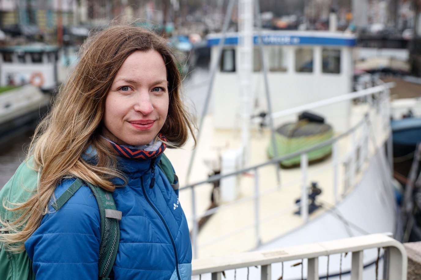 Lisa Bouman met boot op achtergrond