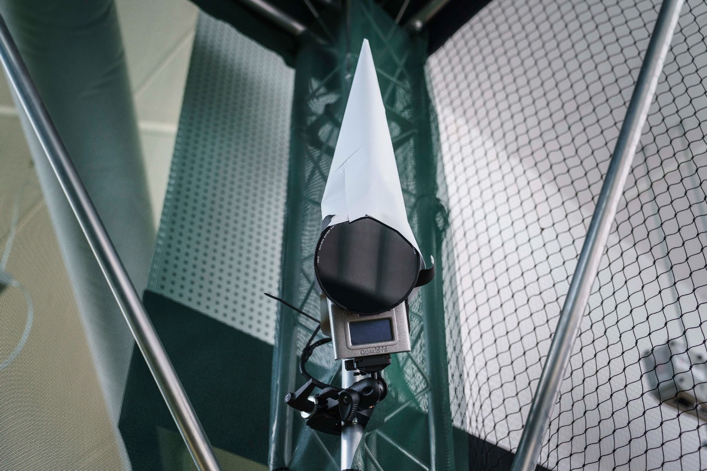 Het papieren &lsquo;hoedje&rsquo; voorkomt dat de torenvalk op de sensor gaat zitten