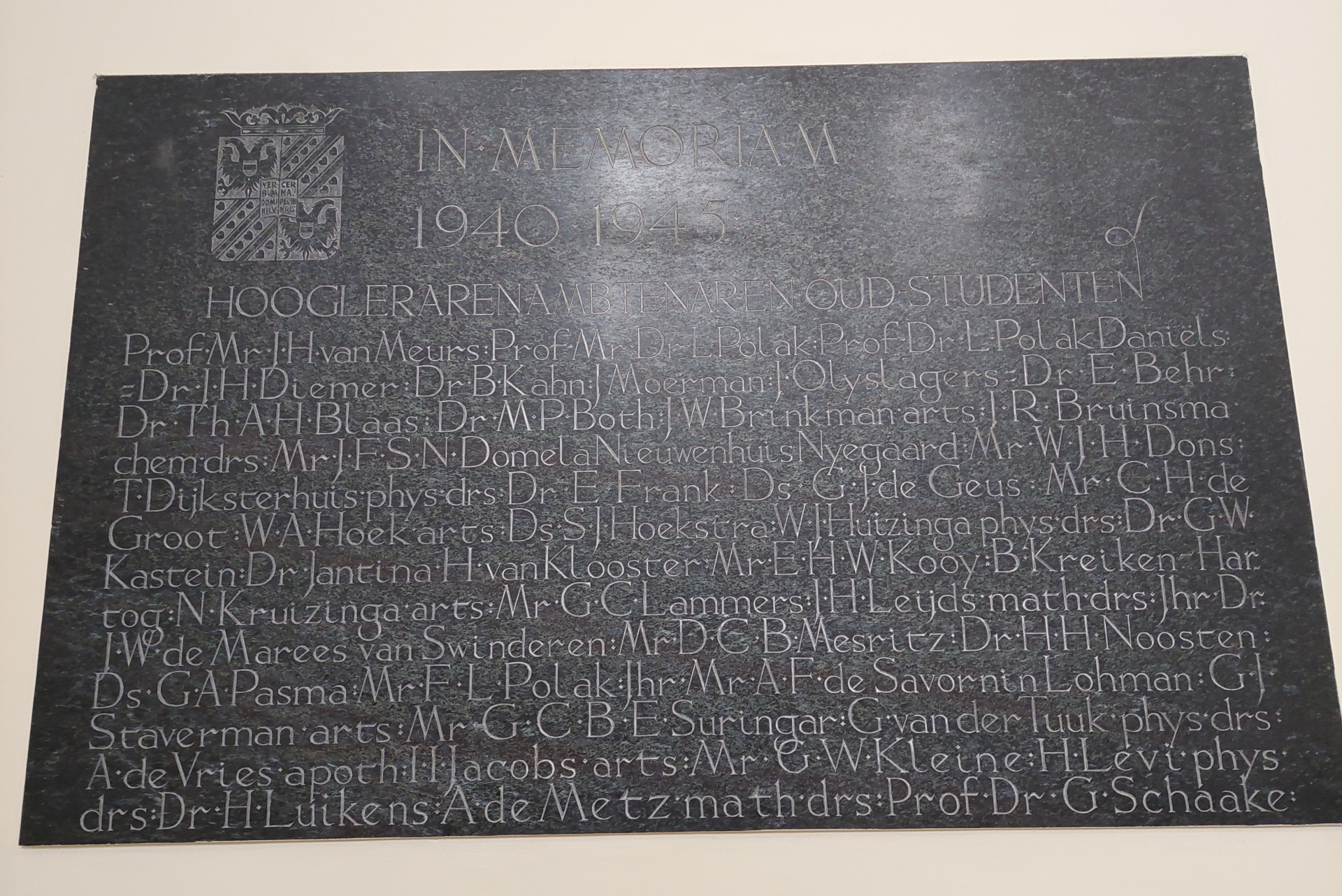 De gedenksteen voor omgekomen RUG-medewerkers en oud-studenten