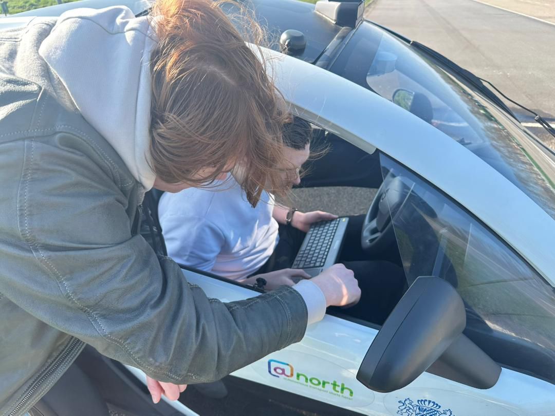Persoon in zelfrijdende auto