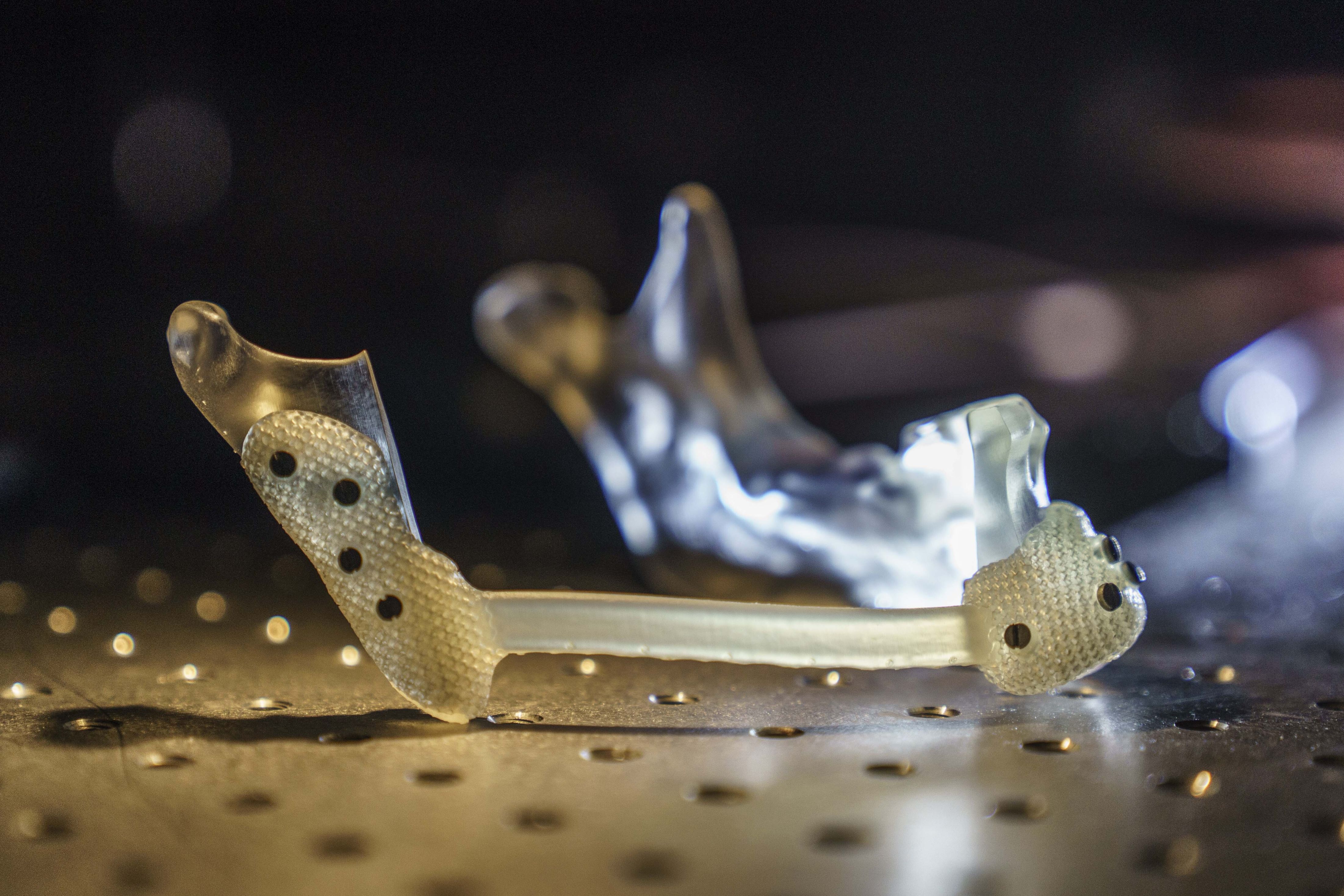 Een implantaat gemaakt van  metamaterialen