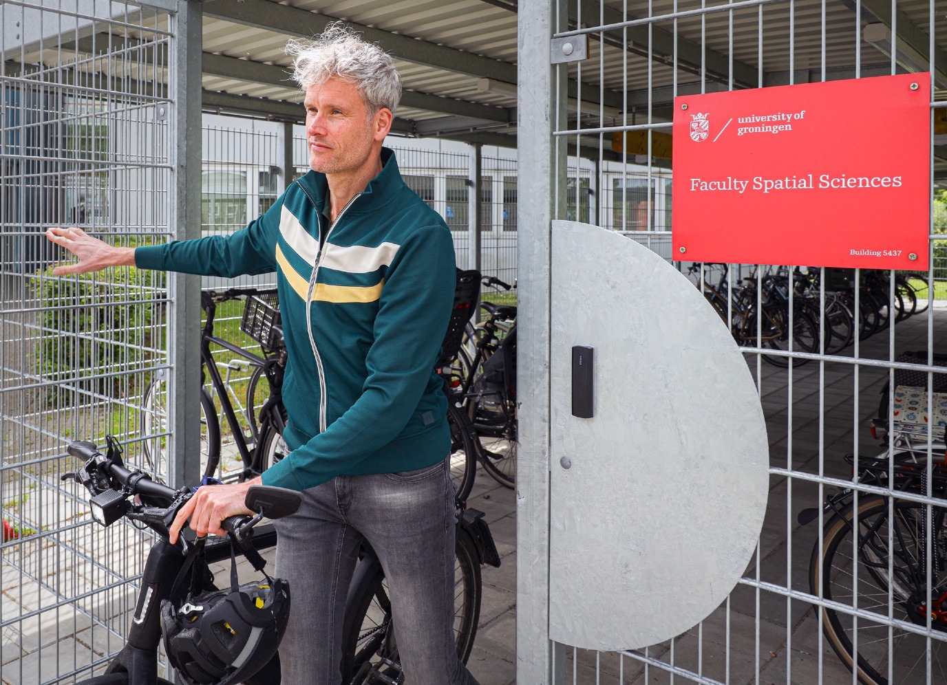 Gerd Weitkamp bij de fietsenstalling