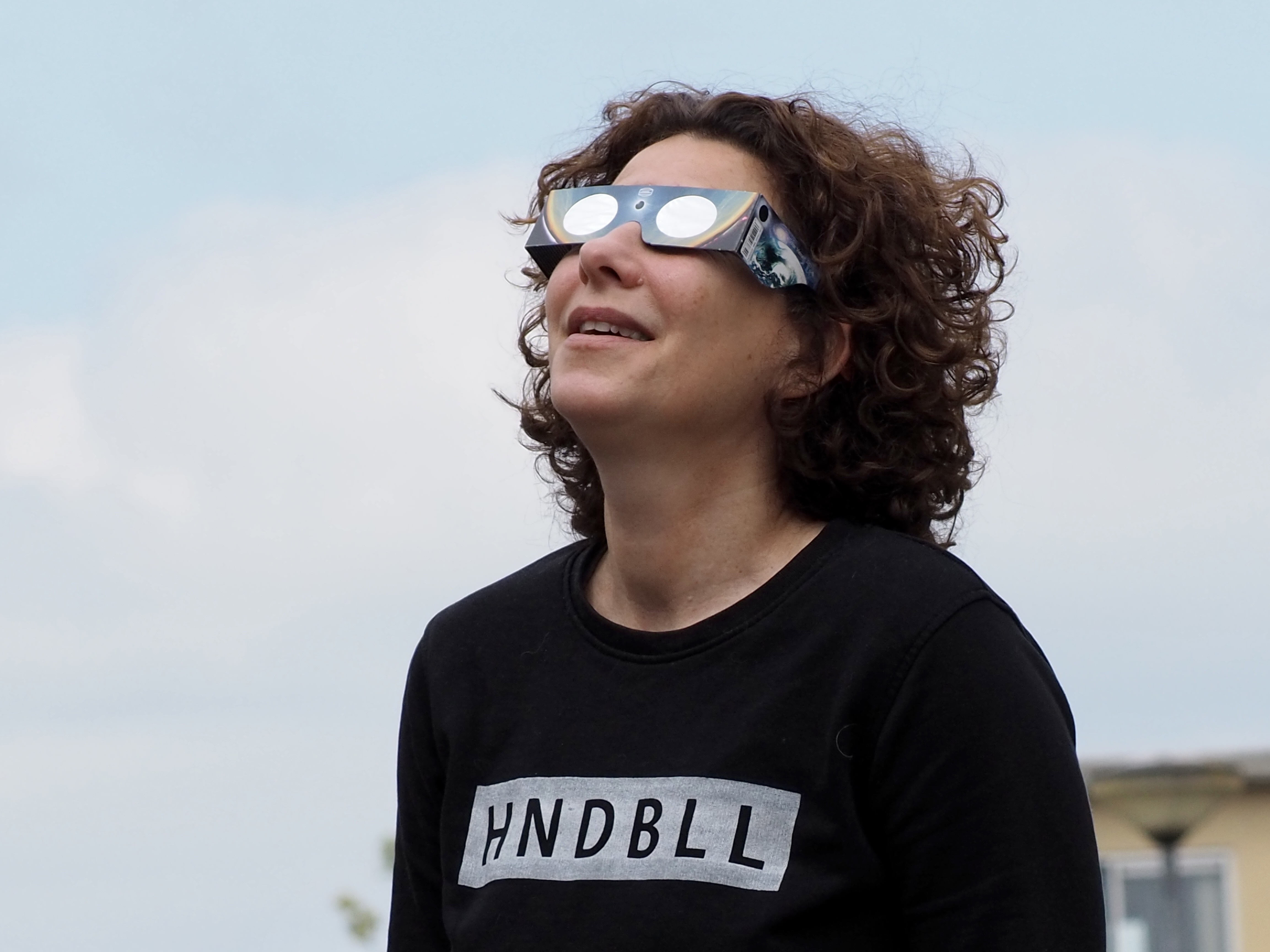 Eclipsbrillen zijn de enige manier om veilig naar de zonsverduistering te kijken