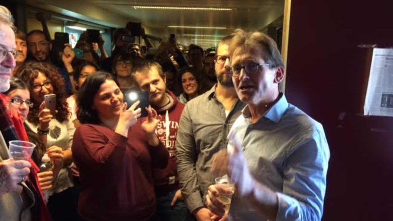 Feringa op de gang met collega's en medestudenten na het telefoontje van het Nobelprijs-comité