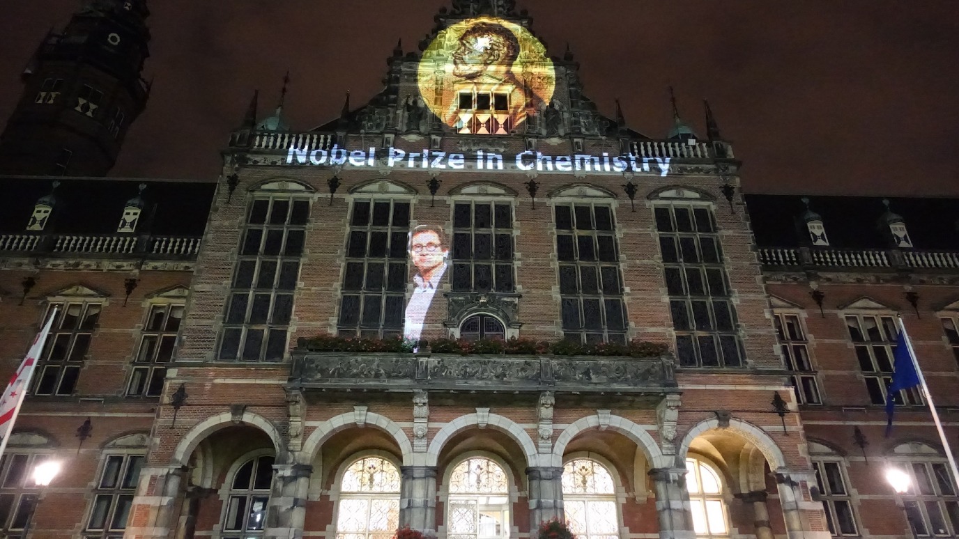 Projectie op het Academiegebouw over de Nobelprijs voor Feringa. Foto: Peter van der Sijde