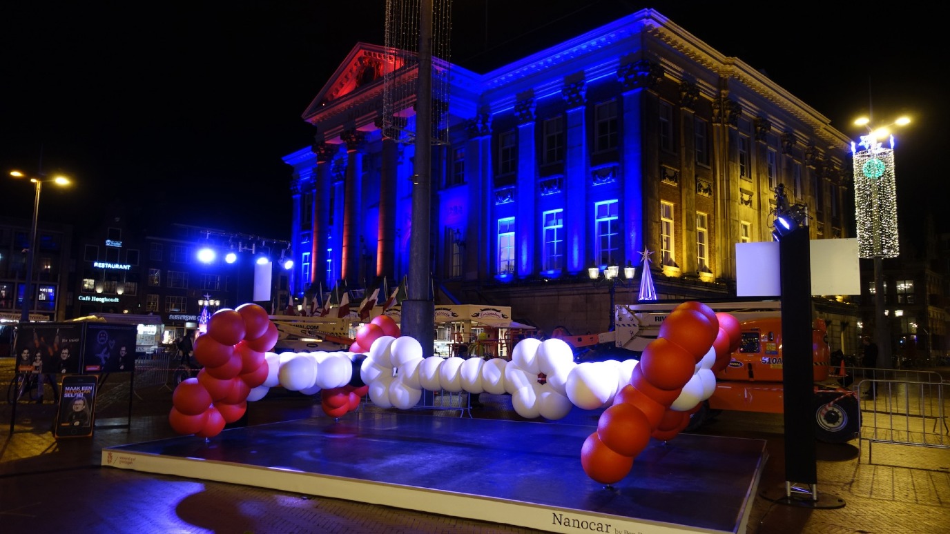 Schaalmodel van de nano-auto op de Grote Markt in Groningen. Foto: Peter van der Sijde