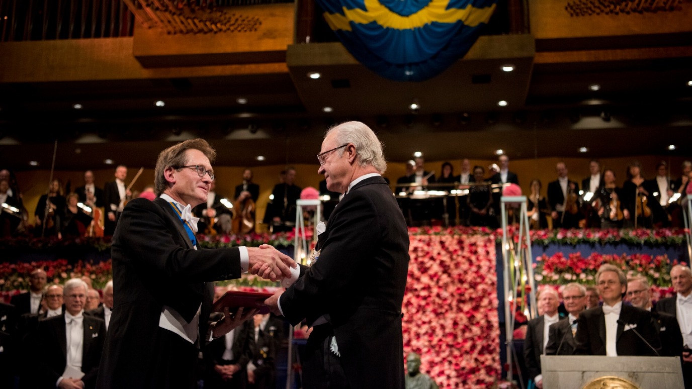 Feringa ontvangt de Nobelprijs uit handen van de Zweedse koning Carl Gustaf. Foto: Alexander Mahmoud