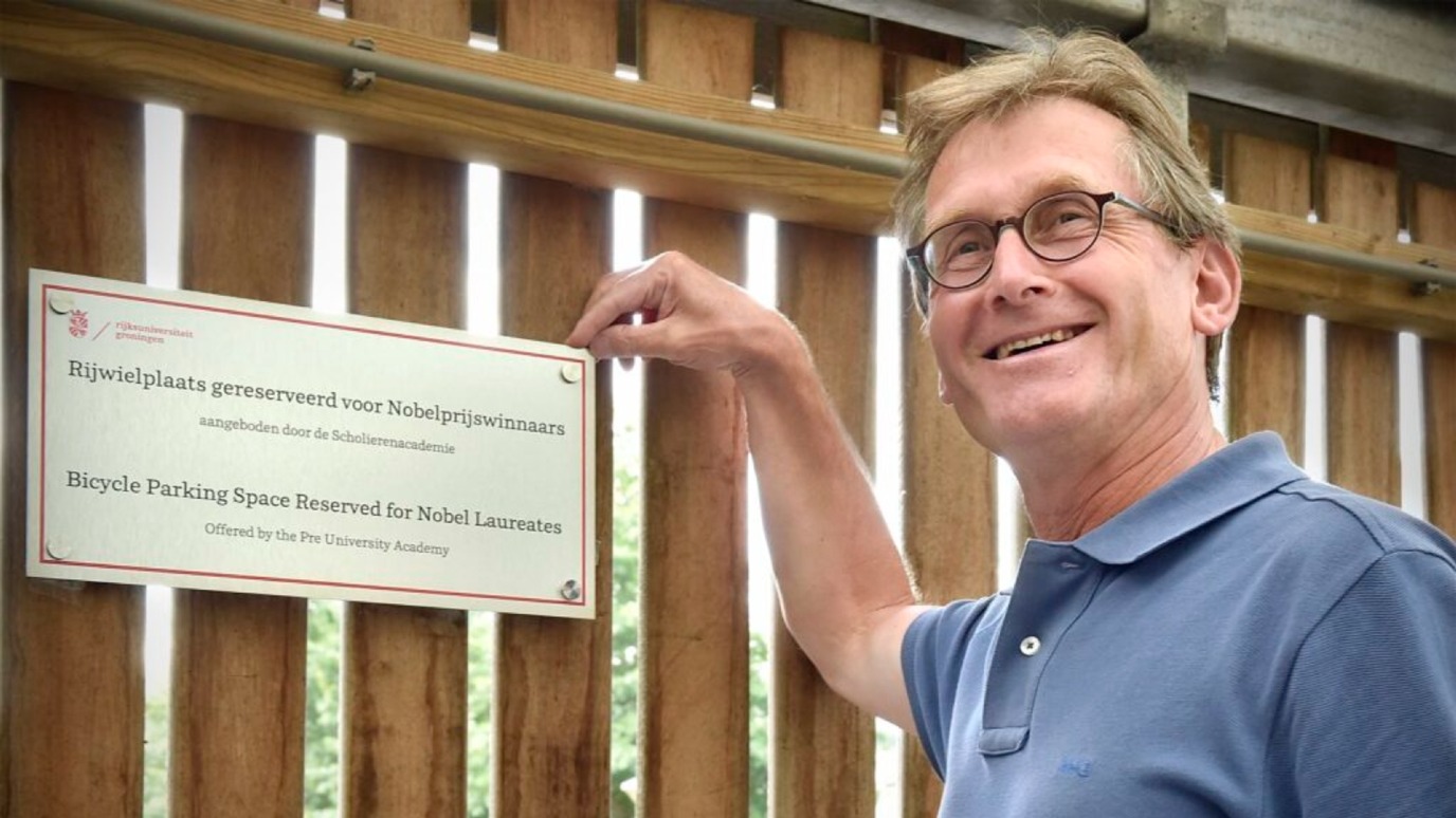 Feringa bij zijn privé-parkeerplek. Het is gebruikelijk dat nobelprijswinnaars bij hun universiteit een eigen parkeerplaats krijgen. In het geval van Feringa was dat voor zijn fiets. Foto: Farrelly Atkinson