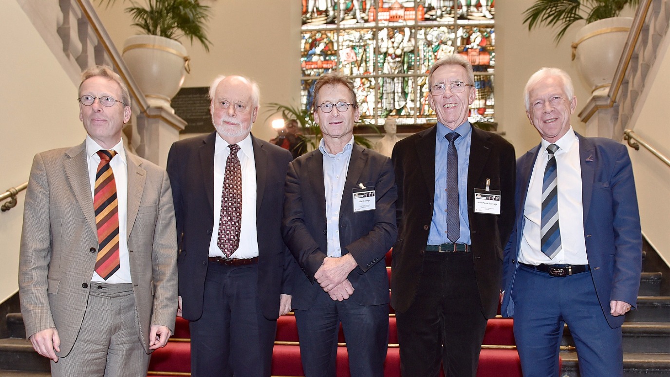 Medewinnaars James-Frazer Stoddard (tweede van links) en Jean-Pierre Sauvage (tweede van rechts) op bezoek bij Feringa (midden) en de RUG. Foto: Elmer Spaargaren