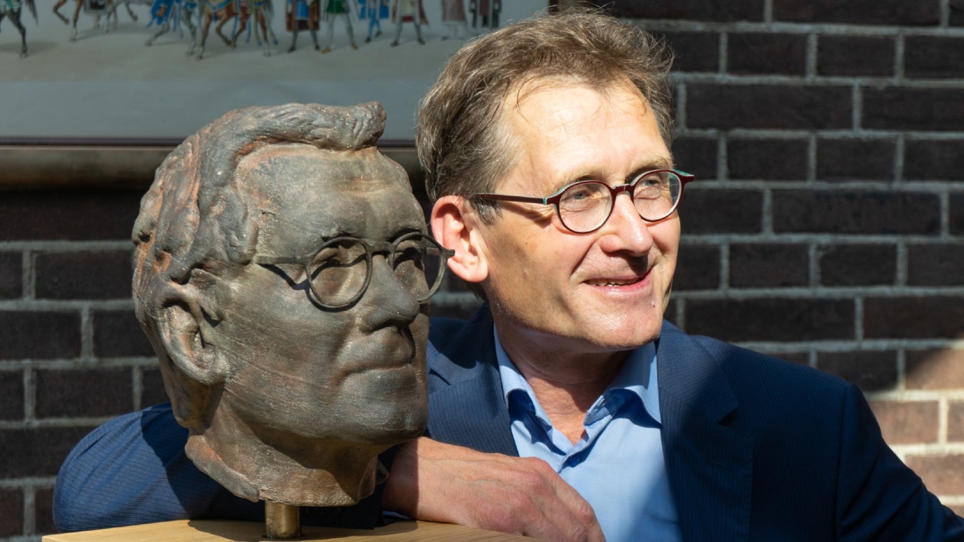 Feringa naast zijn buste die in 2018 is onthuld. Foto: Marcel Spanjer