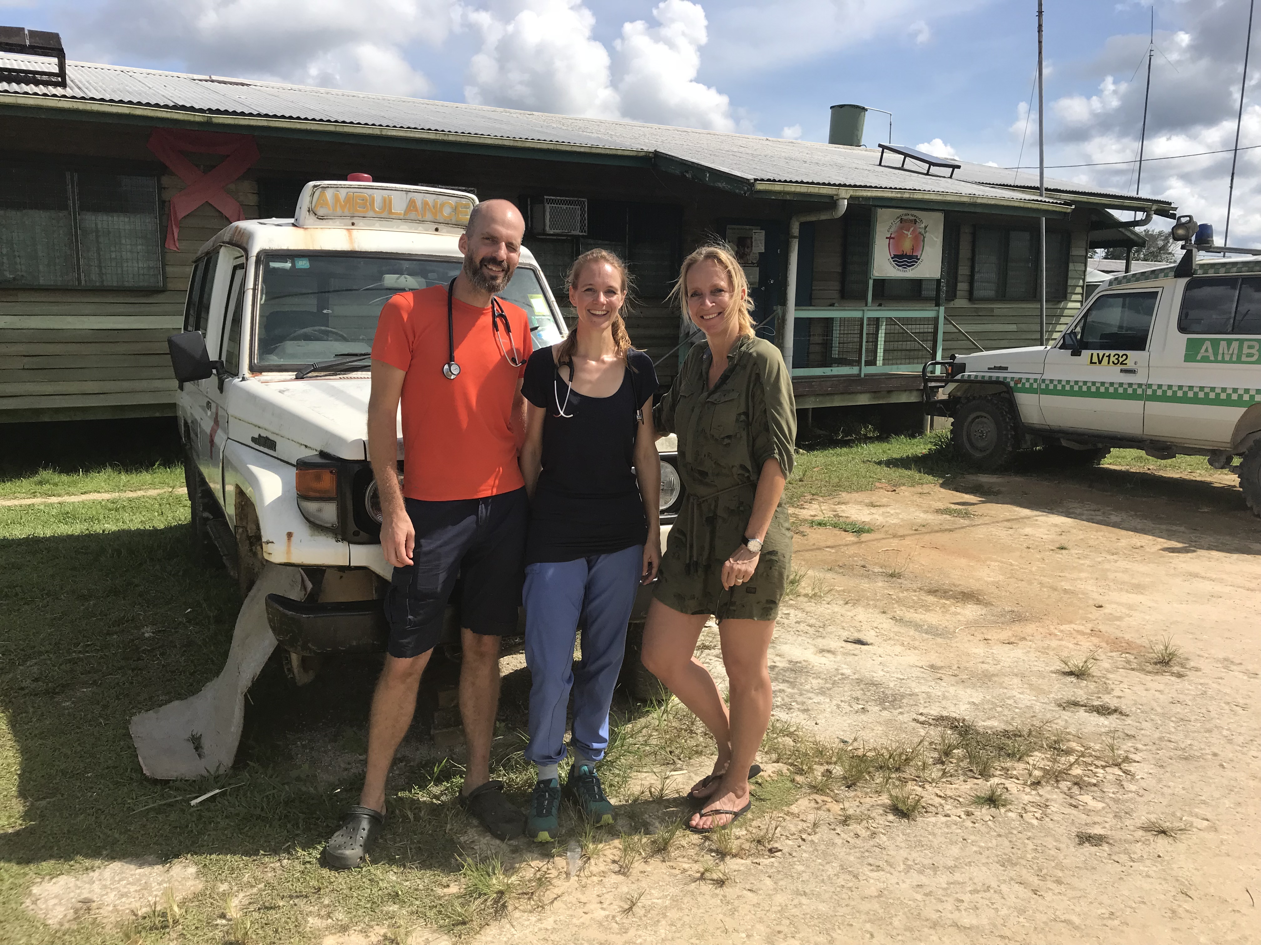 Jorieke van der Stelt (m) en partner Floris met Floortje Dessing