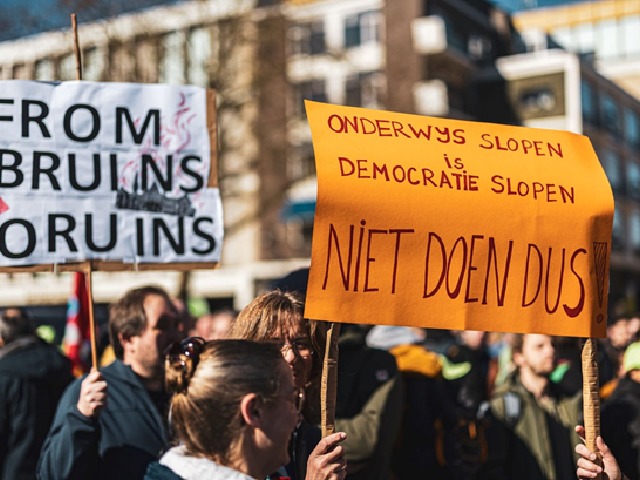 Protest tegen bezuinigingen (foto AOB)