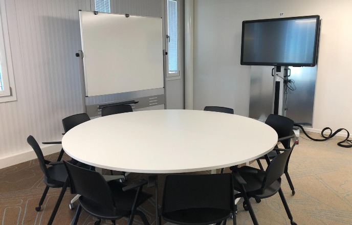 Facilities for student work in an Active Learning Classroom (8 mobile chairs, LCD screen, whiteboard)
