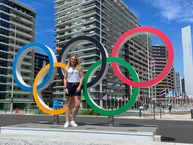Leonie voor de Olympische ringen in het Olympisch dorp in Tokio.