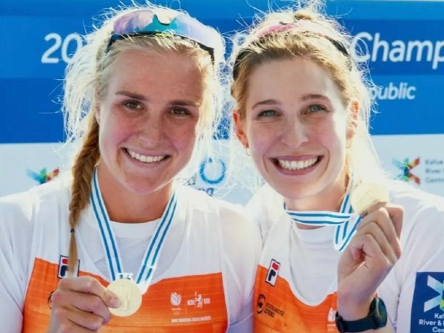 Ymkje Clevering (links) trots met het zilver.