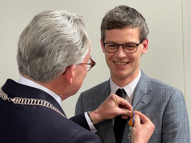 Roel ontvangt de onderscheiding van Koen Schuiling