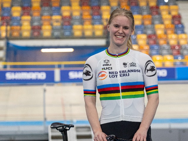 Caroline in de regenboogtrui (Foto: Jan Westman)