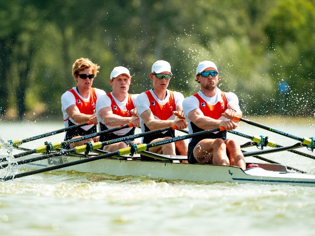 Erik (tweede van rechts) in de Nederlandse boot      (foto: Benedict Tufnell)