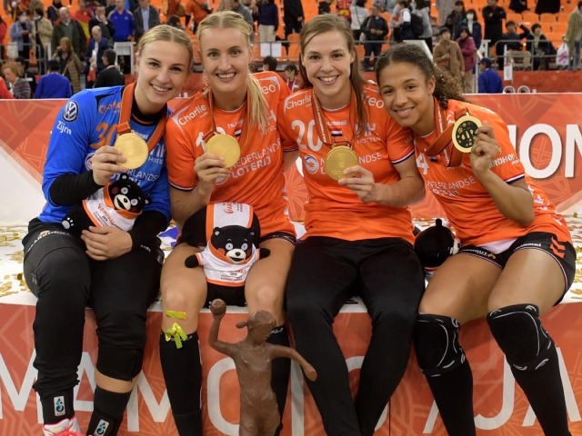 Inger, tweede van rechts, met medaille na het gewonnen WK van 2019