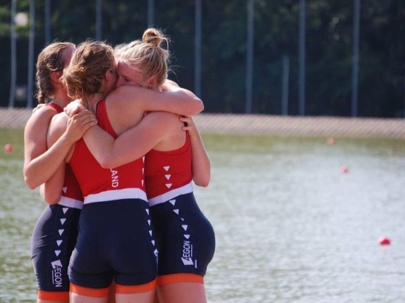 Ymkje Clevering viert het succes met haar teamgenoten