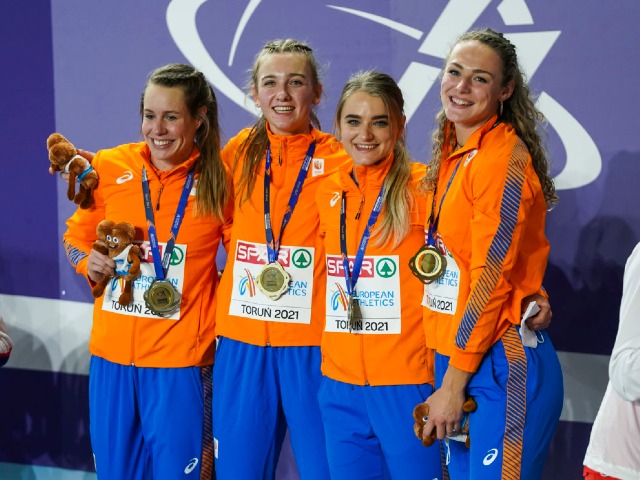 Links Marit Dopheide met de gouden medaille van de EK Indoor 2021