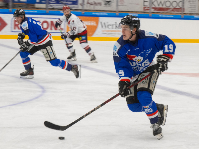 Tom in actie voor UNIS Flyers op het ijs