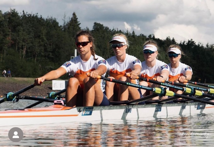 De Vrouwen dubbelvier in actie met Ilse Kolkman (tweede van links).