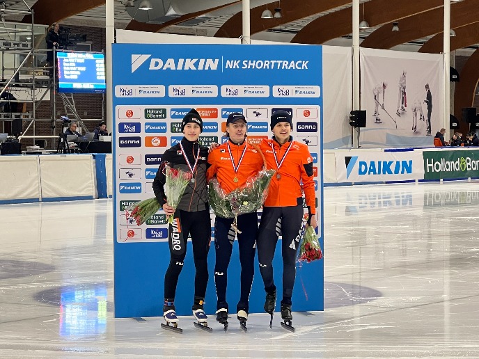 Daan Kos, links, tijdens de huldiging van de 500 meter