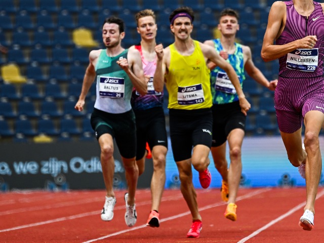 Job, in het geel, knokt zich een weg naar een bronzen medaille op het NK Outdoor (Foto: Erik van Leeuwen)