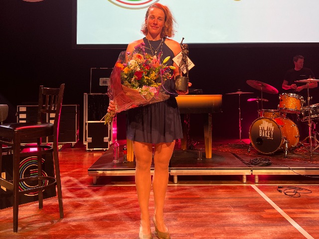 Marloes Oldenburg op het podium van Martiniplaza