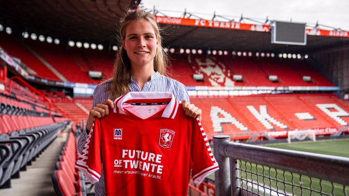 Marit tijdens haar presentatie bij haar nieuwe club FC Twente (Foto: FC Twente)